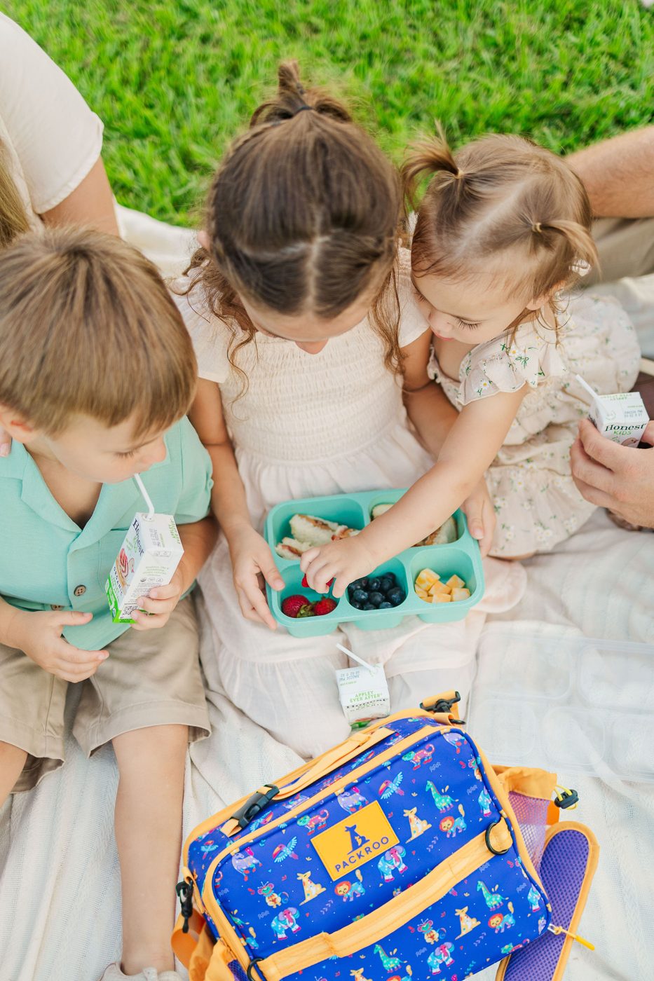 Kids sharing lunch